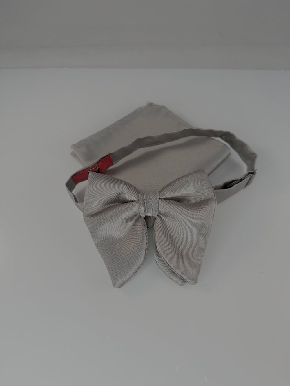 Grey Q brand Tie and matching pocket square